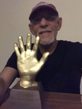 2019-MANO-DE-BRONZE---ARMANDO-BUTRON-POR-SER-COFUNDADOR-DE-LA-FERIA-INTERNACIONAL-DEL-LIBRO-DE-REP.-DOMINICANA